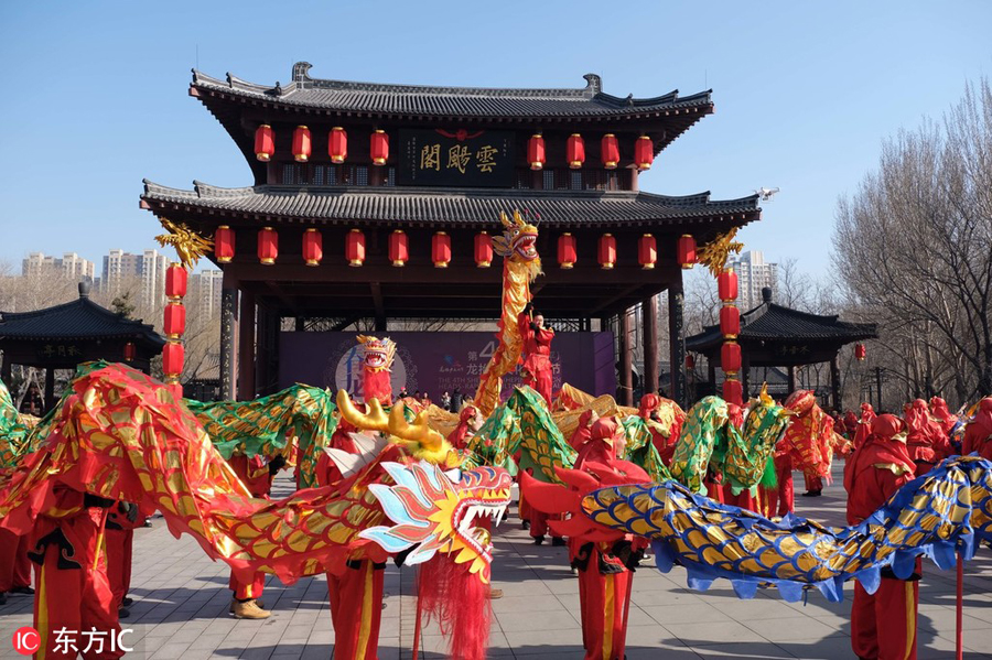 Várias atividades de performance folclórica na China são maravilhosas e encenadas em turnos Tu